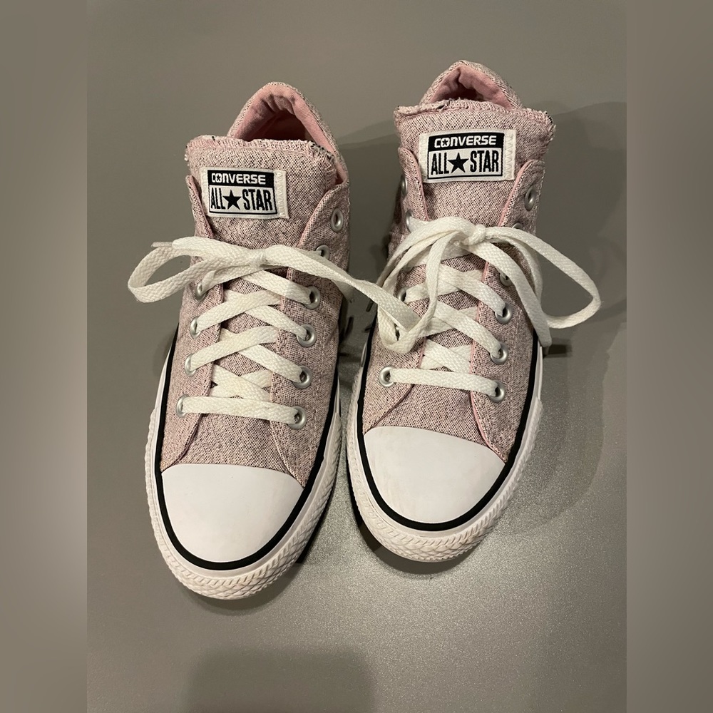EUC Women’s Light Pink Classic Low Top Converse 💕
